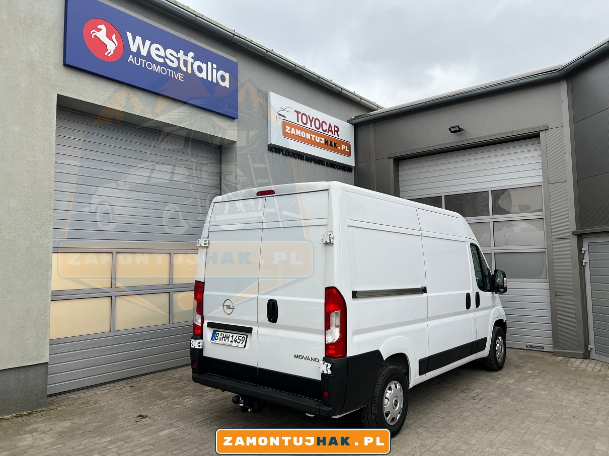 Zdjęcie Opla Movano C z zamontowanym, wypinanym pionowo hakiem holowniczym Westfalia